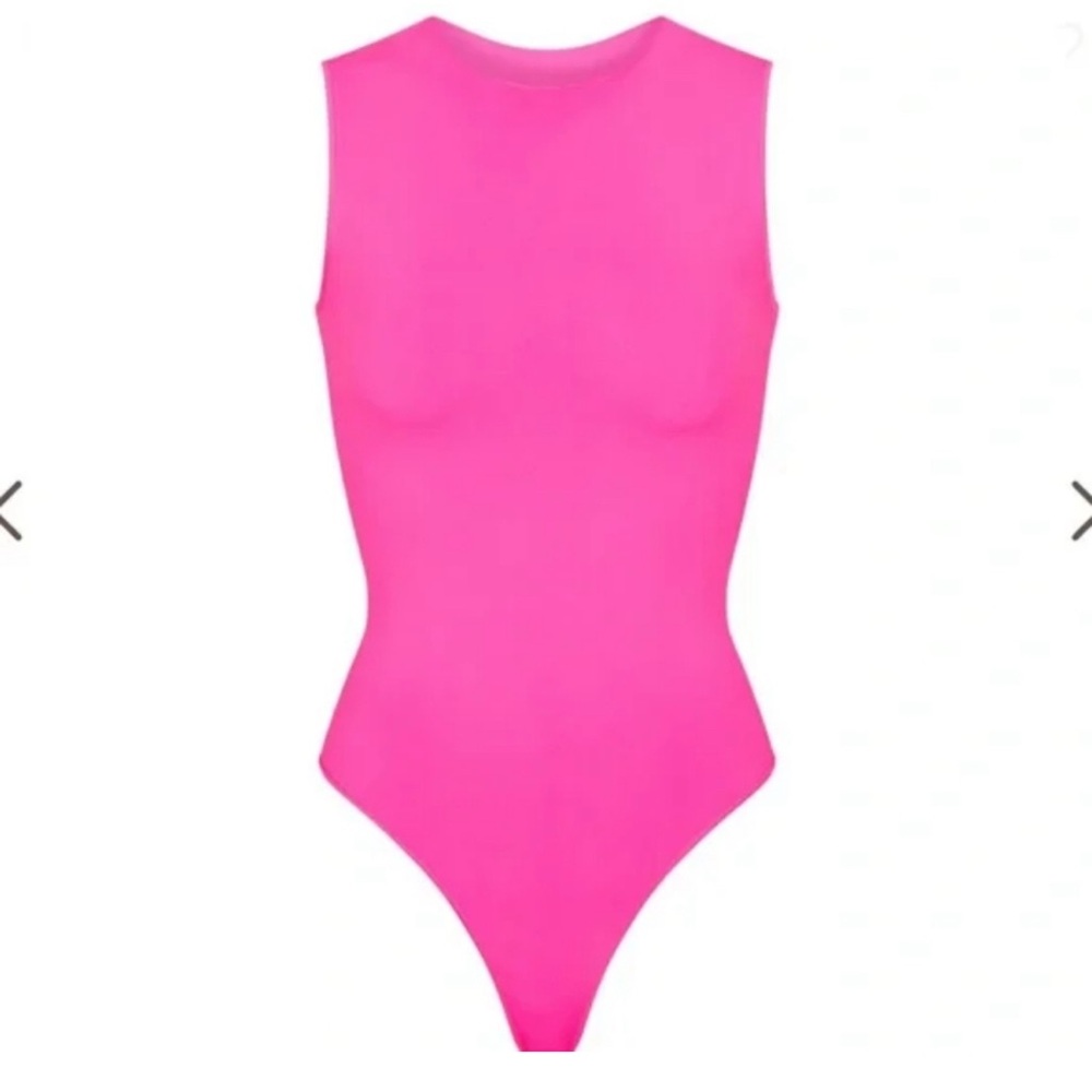 NWT SKIMS ESSENTIALS CREWNECK SEAMLESS BODYSUIT in PINK HIGHLIGHTER S/M